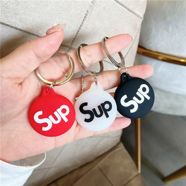 Supremeブランド AirTag保護ケース 紛失防止 トラッカー可愛いエアタグカバー スマホが見つかるシュープリーム GPSペット 落下防止 トラッカー携帯便利AirTagケースラビナ付き シリコンケース 子供専用のロケーター シリコン製 耐衝撃 防水性 セレブ愛用