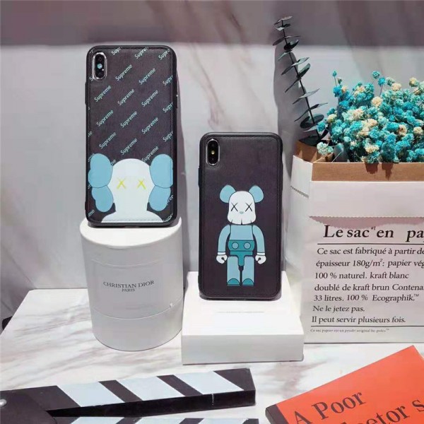 supreme kaws iphone xr/xs maxケース 可愛いキャラクター付き iphone x/10/テンエスケースブランド個性 iphone se2/8/7 plusカバーファッション学生向け