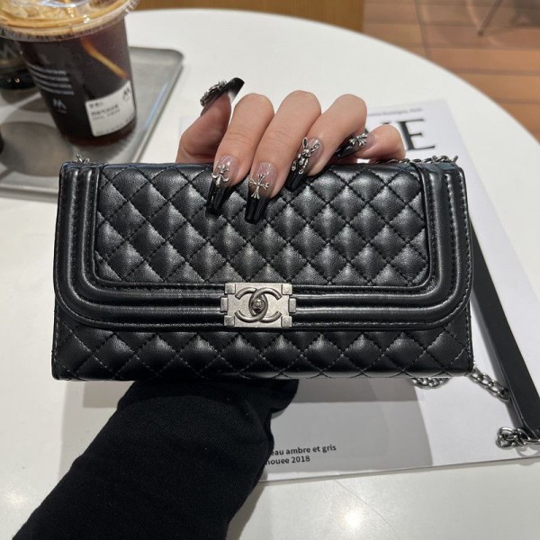 Chanel シャネルハイブランド アイフォン16 15 14+ 13 pro max レディースメンズ激安おしゃれiphone 16 15 2023 14 13 12 xr xs 8/7 plusケース 手帳型バッグ型iphone 16/14 pro/15 pro max xs/8/7 plusカバー ストラップ付 カード入れセレブ愛用全機種対応ハイブランドケース パロディ