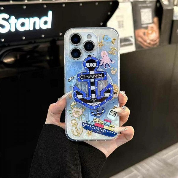 Chanel シャネルiphone 17Pro/16/14 pro/15 pro max 16 plus カバー ストラップ付 カード入れ シャネルiphone16 17 pro 14 15 16 plusケースカバースタンド付き韓国風セレブ愛用 iphone 16 15 17 アイフォン17 16 15 14 13pro maxケース ジャケットスマホケース コピーセレブ愛用全機種対応ハイブランドケース パロディ
