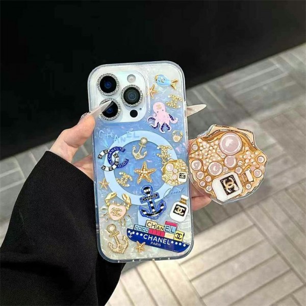 Chanel シャネルiphone 17Pro/16/14 pro/15 pro max 16 plus カバー ストラップ付 カード入れ シャネルiphone16 17 pro 14 15 16 plusケースカバースタンド付き韓国風セレブ愛用 iphone 16 15 17 アイフォン17 16 15 14 13pro maxケース ジャケットスマホケース コピーセレブ愛用全機種対応ハイブランドケース パロディ