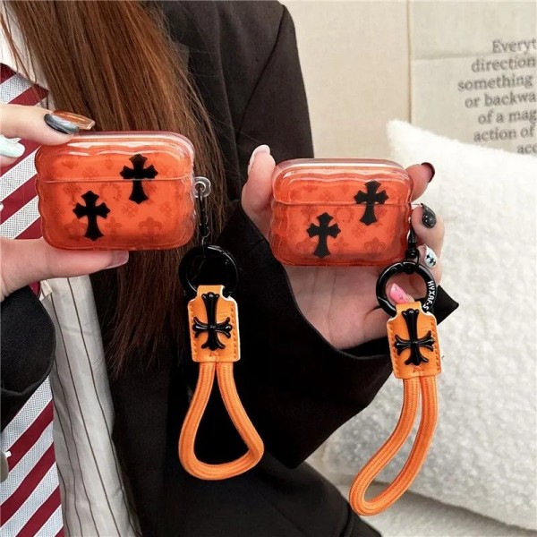 クロムハーツ Chrome Heartsハイブランド AirPods4 3 pro3 2ケースストラップ airpods4カバー 耐衝撃 エアーポッズ4プロ2ケース 激安 ブランド エアーポッズ4 プロ2 3/2/1ケースブランド AirPods 4/3 Pro2/proケース メンズレディーズ