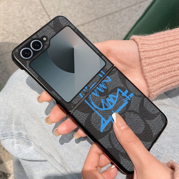 Coach コーチブランドgalaxy z flip 6 5 4 fold5 6 2024ケースgalaxy fold6 5 4 3 2ケースカバースタンド付きセレブ愛用全機種対応ハイブランドケース パロディgalaxy z fold 6 5 4 3スマホケース コピー
