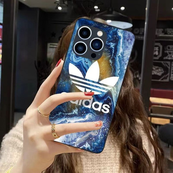 Adidas アディダスブランドiphone 14 plus 15 pro maxケースiphone 14 15 plusケースカバースタンド付き韓国風セレブ愛用 iphone 15 アイフォン 15 14 13pro maxケース ジャケットスマホケース コピーセレブ愛用全機種対応ハイブランドケース パロディ