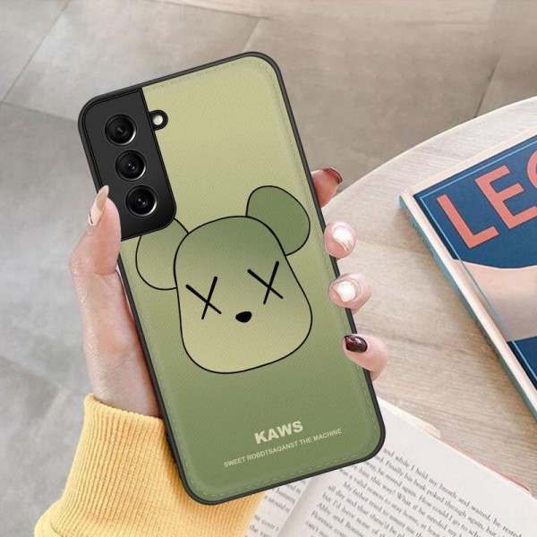 Kaws カウズハイブランド アイフォン16 14 15+ ギャラクシー s24 ultra s23 plus レディースメンズ激安samsung s22 s23 ultra s24ケースカバースタンド付き韓国風セレブ愛用 ギャラクシー s24 s23 ultra アイフォン 15 14 pro maxケース ジャケットスマホケース コピーセレブ愛用全機種対応ハイブランドケース パロディ