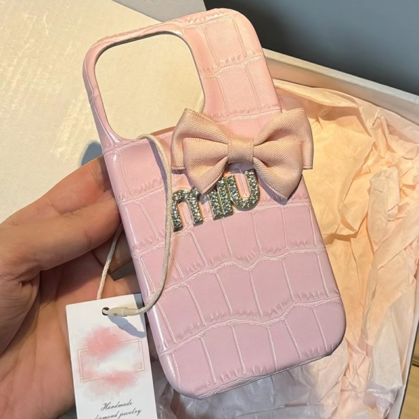 ミュウミュウ MiuMiu iphone 17Pro/16/14 pro/15 pro max 16 plus 17 17eカバー ストラップ付 カード入れ韓国風セレブ愛用 iphone 17e 16 15 17 air アイフォン17 16 15 14 13pro maxケース ジャケットスマホケース コピーセレブ愛用全機種対応ハイブランドケース パロディiphone17 air 16 15 14/13 pro max 17スマホケース コピー