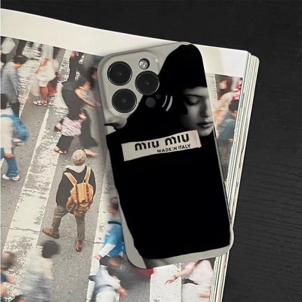 ミュウミュウ MiuMiuブランドiphone 16 17 pro 15 plus 16 pro max 17eケースおしゃれiphone 17 air 16  pro max 15 14 13 12 17eケース 手帳型バッグ型iphone16 17 pro air 14 15 16 plus 17ケースカバースタンド付きセレブ愛用全機種対応ハイブランドケース パロディ