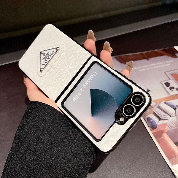 Prada プラダハイブランド サムソン galaxy z flip 1/2/3/4/5 6 /7fold 7/6 5 4 3 カバーケースレディースメンズ激安折り畳み可 Prada ギャラクシー z fold 7 6 5 4 3ケース 革製galaxy fold 7 6 5 4 3 2ケースカバースタンド付きセレブ愛用全機種対応ハイブランドケース パロディ