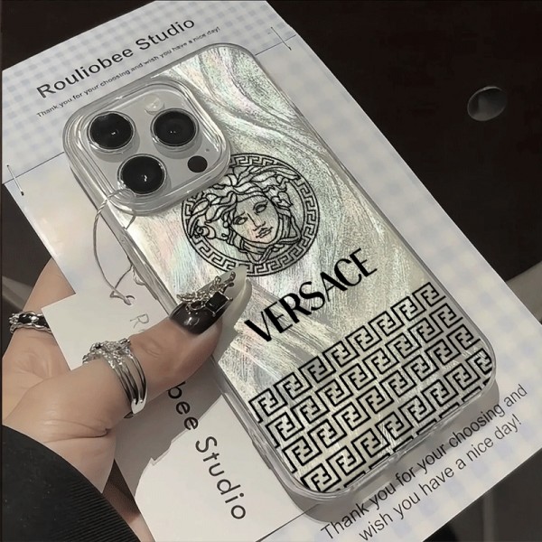 Versace ヴェルサーチェブランドiphone 18 Pro max 16 17 pro 15 plus 16 pro max 17eケースiphone 18/17Pro/16/14 pro/15 pro max 16 plus 17 17eカバー ストラップ付 カード入れiphone 18pro max/16 17 pro air 14 15 16 plus 17ケースカバースタンド付きセレブ愛用全機種対応ハイブランドケース パロディ